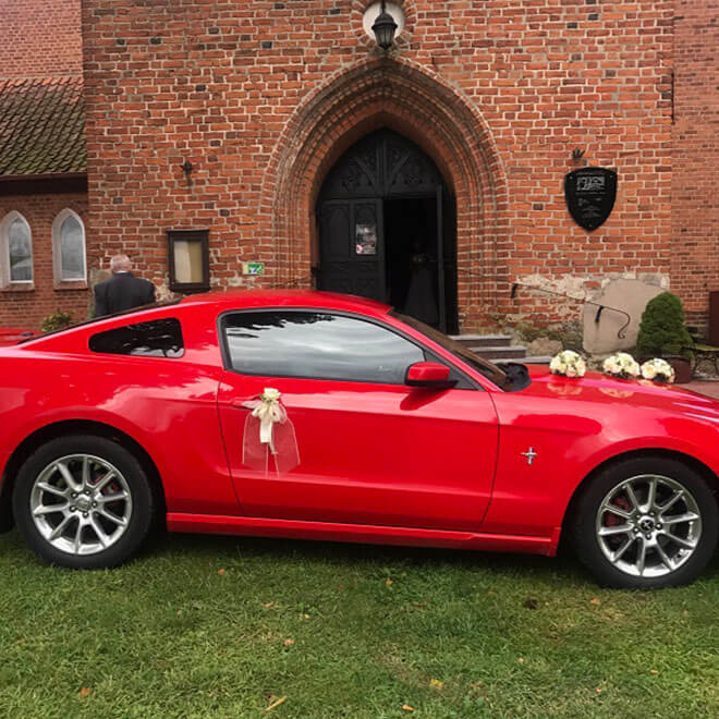 Mustang przed kościołem